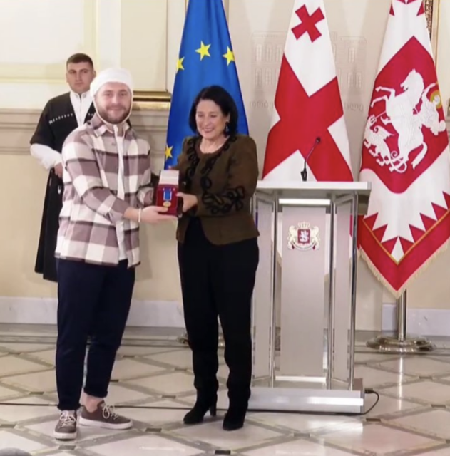 Georgian President gives civic medal to an injured journalist.