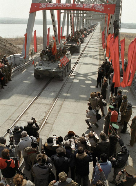 “Withdrawal of Soviet troops from Afghanistan”. Last Soviet troop column crosses Soviet border [over the infamous #FriendshipBridge"] after leaving Afghanistan.

 Banner reads: "Слава солдатам отечества! Слава сынам!" ("Glory to the soldiers of the fatherland! Glory to the sons of the motherland!")"

https://en.wikipedia.org/wiki/Soviet_withdrawal_from_Afghanistan?wprov=sfla1