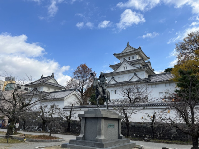 The castle keep of Ōgaki-jo and statue of TODA Ujikane. Ōgaki city, Gifu Prefecture