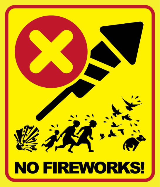 Warnschild, gelber Grund, Silvesterrakete schwebt über Menschen und Tieren, die vorm Feuerwerk flüchten, Aufschrift NO FIREWORKS!