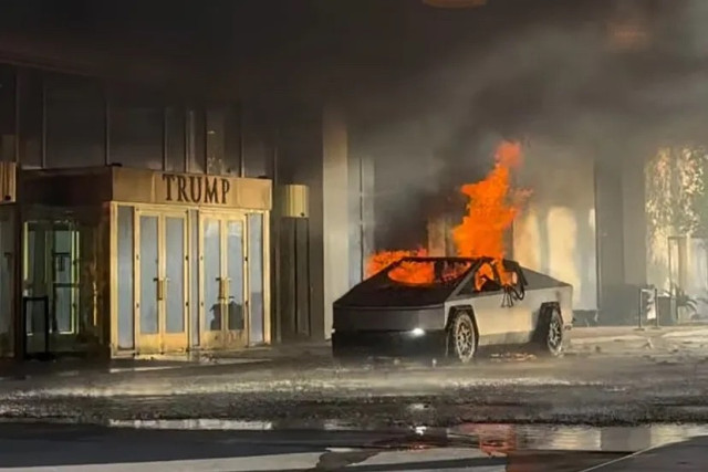 Cybertruck burning in front of a Trump property.