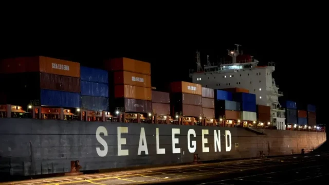 Frachter erreicht nach Nordostpassage den Hamburger Hafen