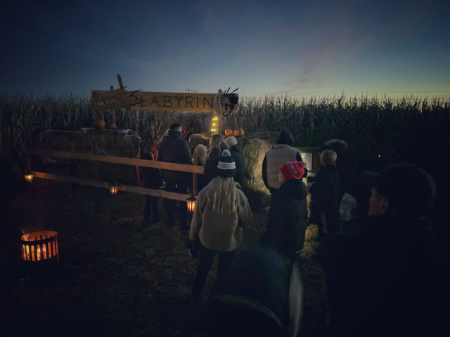 Queue to the labyrinth.