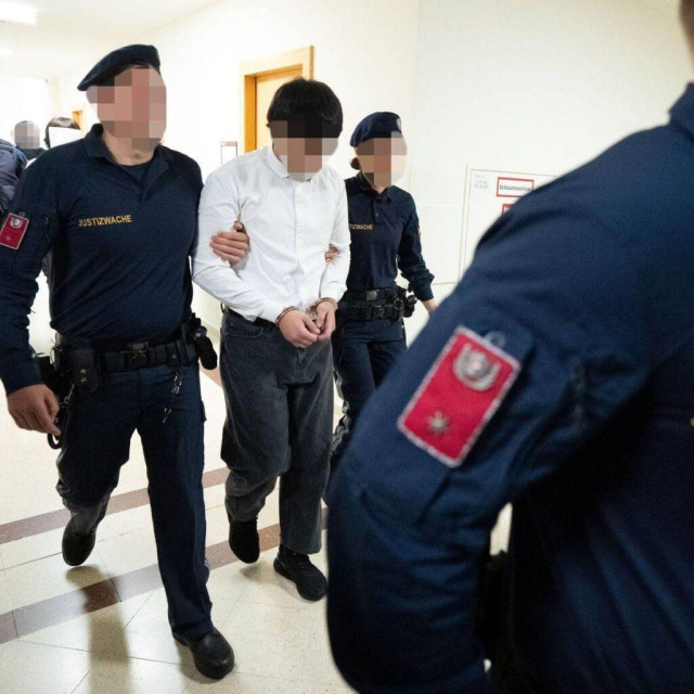 Lehrerin missbraucht und erpresst: Sechs Teenager verurteilt