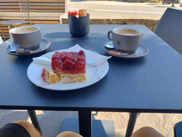 We take a pause to eat some cake and drink some cappuccino at Moos.