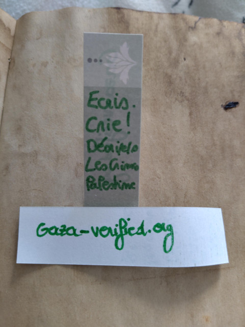 Papier pour attentat poétique. Au recto un poème, Écris, crie, décri/e/s les crimes Palestine . Au verso, Gaza-verified.org.