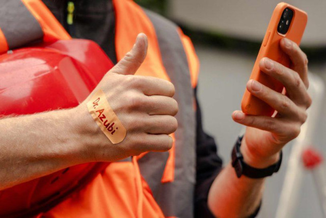 Klebt so manch ein Trostpflaste: Dr. Azubi gibt wichtige Tipps, wenn es im Ausbildungs-Betrieb nicht rund läuft.