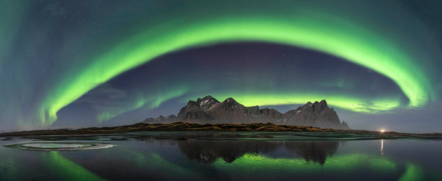 The gigantic and perfect green neon sign illuminates the entire sky in Iceland last December.
