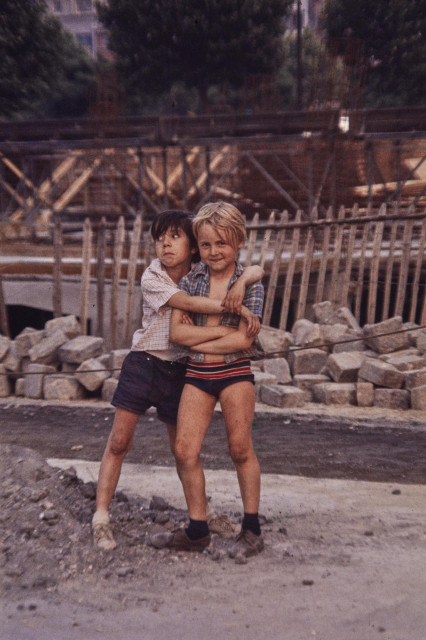 Deux enfants qui jouent dans un terrain vague posent pour le photographe