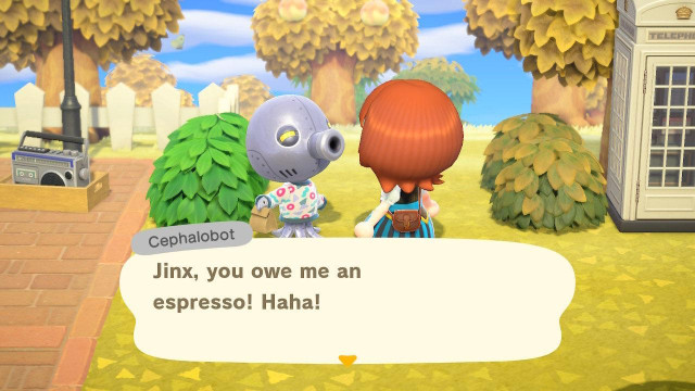 Cephalobot, mekaanisen mustekalan näköinen asukas, juttelee Veera‑nimiselle hahmolle ulkona. Tekstissä lukee: "Cephalobot: Jinx, you owe me an espresso! Haha!" Taustalla näkyy syksyisiä puita, vihreitä pensaita, vanhanaikainen valkoinen puhelinkoppi ja puinen laatikko, jonka päällä on radio.