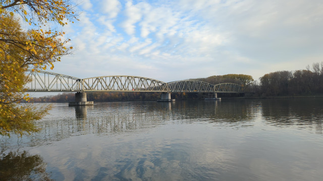 Bogenfachwerkbrücke von der Seite