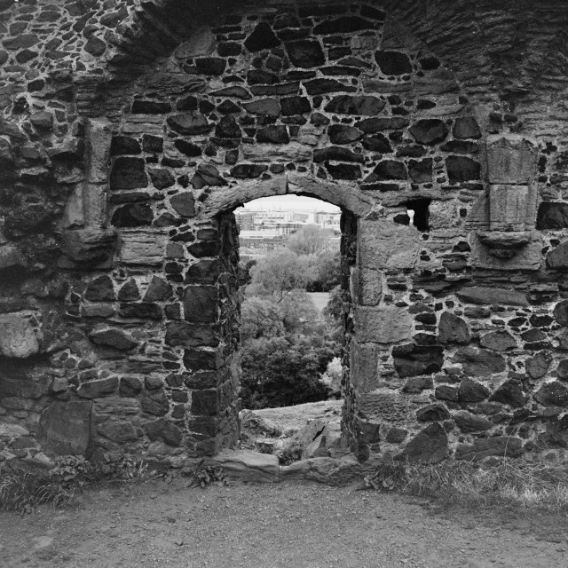 Yashica MAT124G | Kodak Tri-X 400 | Shot at 320 + Med Yellow Filter | Developed in XTOL

Looking out the doorway at St Anthony’s chapel ruins