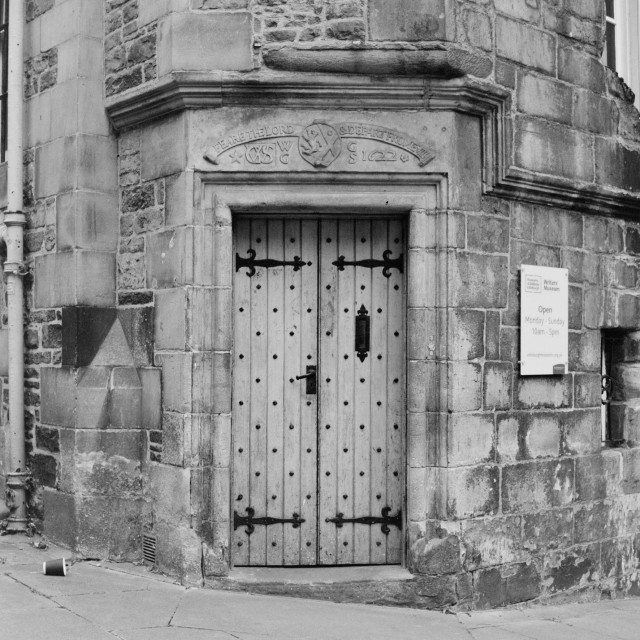 Yashica MAT124G | Kodak Tri-X 400 | Shot at 320 + Med Yellow Filter | Developed in XTOL

An attractive-looking doorway on the Royal Mile