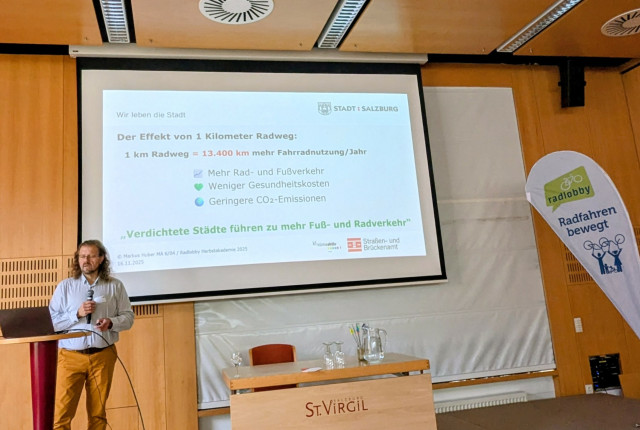 Markus Huber vom Straßen- und Brückenamt der Stadt Salzburg bei der Radlobby Herbstakademie 2025: Der Vortrag "Radverkehrsplanung in der Praxis"