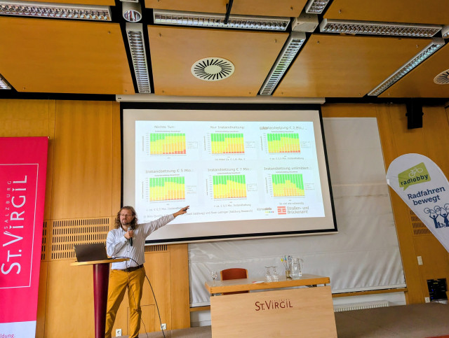 Markus Huber vom Straßen- und Brückenamt der Stadt Salzburg bei der Radlobby Herbstakademie 2025: Der Vortrag "Radverkehrsplanung in der Praxis"