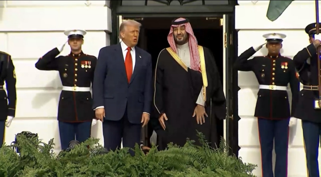 Trump & MBS pose for photo op as military jets fly overhead 