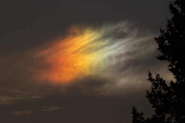 Wolke in Regenbogenfarben etwas herangezoomt.