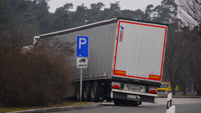 Ein Lkw parkt auf einer Autobahnraststätte auf dem Bordstein. (Foto: IMAGO, IMAGO / Manfred Segerer)