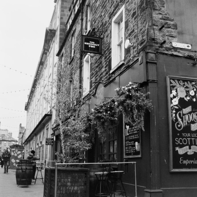Yashica MAT124G | Cinestill BWXX 250 | Shot at 400 + Med Yellow Filter | Developed in XTOL

A pub on Rose Street - The Shoogly Peg