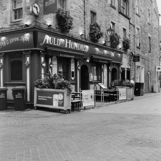 Yashica MAT124G | Ilford HP5 Plus 400 | Shot at 320 + Med Yellow Filter | Developed in XTOL

Another pub on Rose Street - Auld Hundred