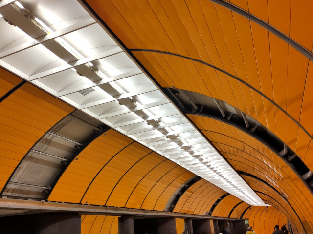 Decke am U-Bahnhof Marienplatz. Paneele in "klassischem" Orange - aber leider fehlen immer wieder welche (speziellen?)