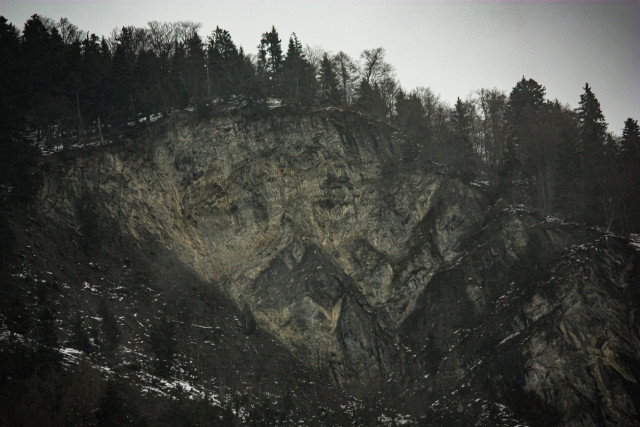 Eine Felswand mit einem dreieckigen Schnauzbartgesicht