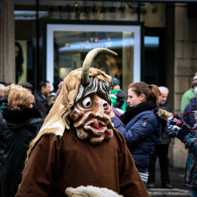 Maske von einem Einhorntypen, der versucht, sich die Zunge in die Nase zu stecken