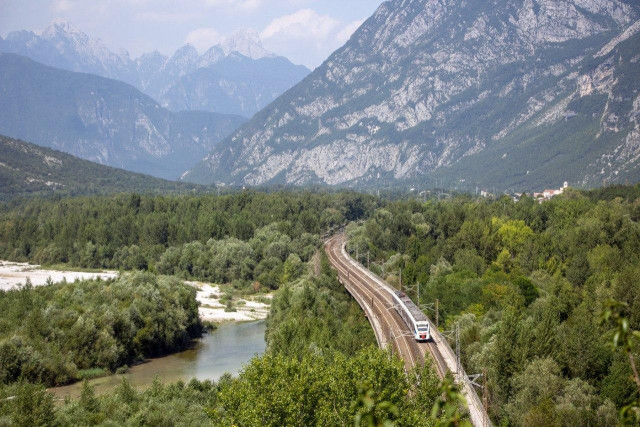 Ein ETR 564 braust durch das Kanaltal.