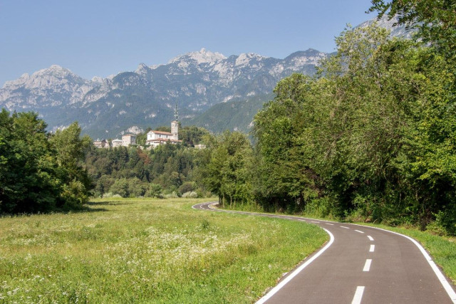 Radweg durch typisch friulanische Landschaft