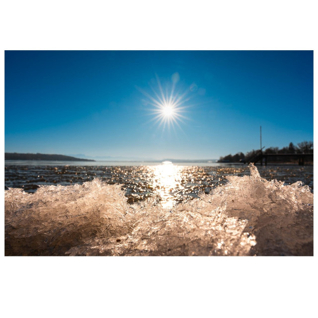 Wind und Wellengang haben Eiskristalle am Ufer des Sees abgelagert. 