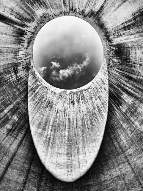 Blick hinauf vom Boden eines Kühlturms.