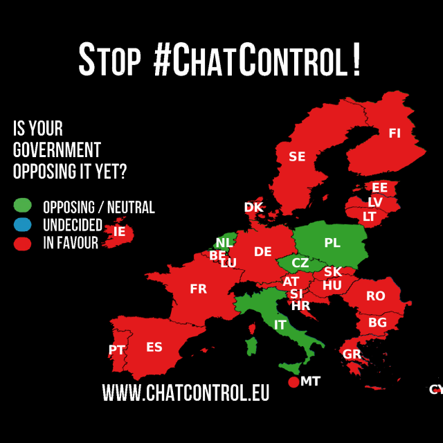 Eine Europakarte auf schwarzem Hintergrund mit dem Titel „Stop #ChatControl“. Die Länder sind farblich markiert: Rot für Befürworter (die Mehrheit, inkl. Deutschland und Frankreich), Grün für Gegner oder Enthaltungen (Niederlande, Polen, Tschechien, Italien).

Detaillierte Beschreibung:
Die Grafik zeigt eine Landkarte von Europa vor schwarzem Hintergrund. Oben steht in weißer Schrift „STOP #CHATCONTROL!“ und darunter die Frage „IS YOUR GOVERNMENT OPPOSING IT YET?“ (Ist deine Regierung schon dagegen?).

Eine Legende auf der linken Seite erklärt die Farbkodierung der Länder:

    Grün (Opposing / Neutral): Länder, die das Vorhaben ablehnen oder sich neutral verhalten. Auf der Karte sind dies: Niederlande (NL), Polen (PL), Tschechien (CZ) und Italien (IT).
    Rot (In Favour): Länder, die das Vorhaben unterstützen. Dies betrifft die große Mehrheit der abgebildeten Staaten, darunter Deutschland (DE).