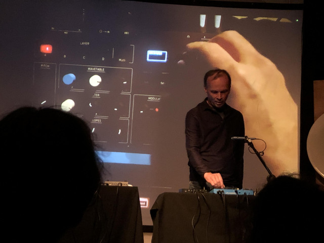 Rolf Wöhrmann presenting the synth, taking a dive into capabilities.