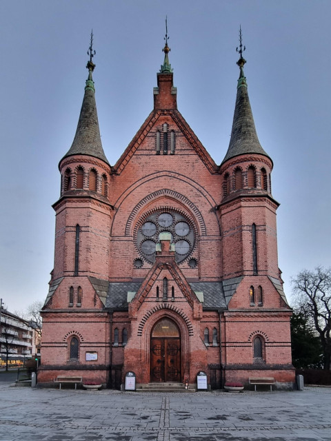 A photo of the impressive brick-built Sagene kirke (church) in Oslo, taken from outside.