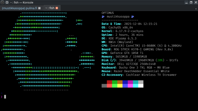 Konsole‑ikkuna, jossa vasemmalla näkyy suuri vaaleansininen ja vihreä ASCII‑CachyOS logo. Oikealla on järjestelmätietolista: koneen nimi OPTIMUS, käyttäjän nimi mustikkasoppa ja vieressä mustikka emojit, päivämäärä ja kellonaika, CachyOS‑järjestelmä, kernelin versio, käyttöaika, KDE Plasma ja KWin, sekä CPU‑, emolevy‑, GPU‑, muisti‑ ja levytilatiedot. Lisäksi näkyy näyttö (DELL U2723QE), näppäimistö (Ducky One 3 TKL RGB — MX Blue), hiiri (Razer DeathAdder Essential White) ja CI‑lisävaruste (Cochlear Wireless TV Streamer). Alhaalla on väripaletti.