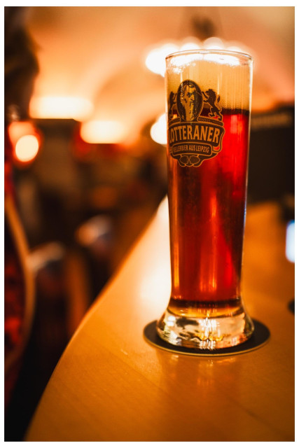 Ein Glas Bier auf einem Kneipentresen. 