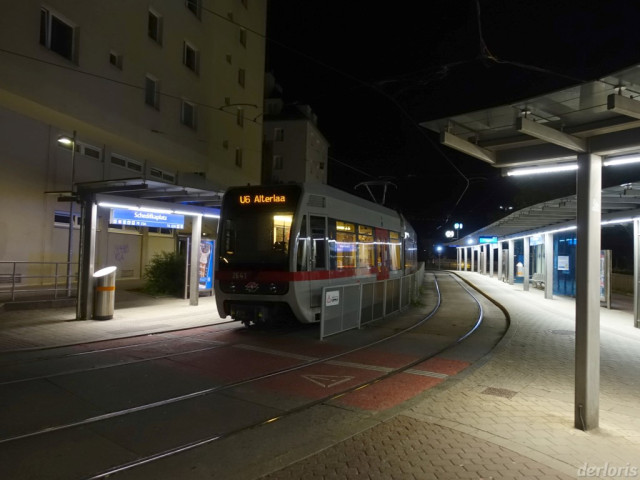 T1-Garnitur mit Zieltext "U6 Alterlaa" in der Badner-Bahn-Station Schedifkaplatz am Knotenpunkt Bahnhof Meidling bei Nacht