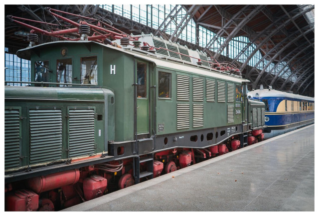 Krokodil der DDR-Bahn im Bahnhof von Leipzig. 