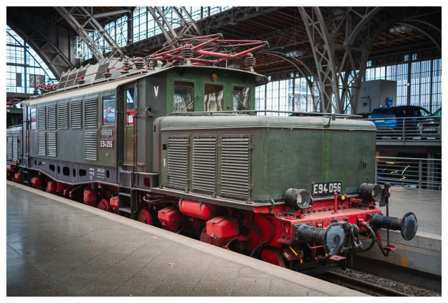 Krokodil der DDR-Bahn im Bahnhof von Leipzig. 