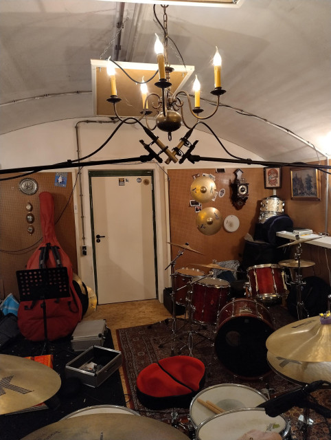 Photo of two Røde NT5s as overhead mics in an ORTF setup.