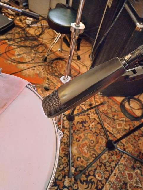 Photo of a Sennheiser BF521 on a floor tom.