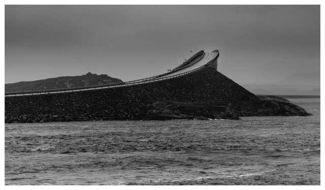 Trübe-schlechtes Wetter, Blick auf eine Straße mit Brücken zwischen kleinen Inselchen.