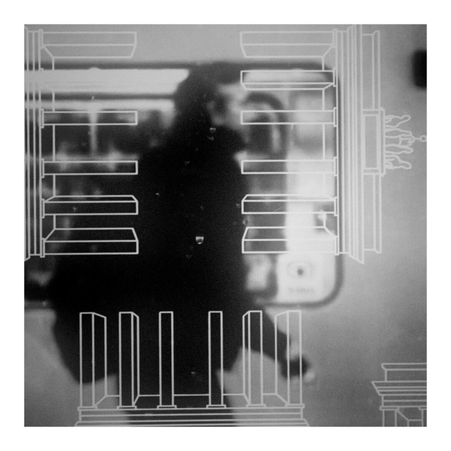 Fenster mit mit stilisierten Gebäuden und vorbei eilender Person