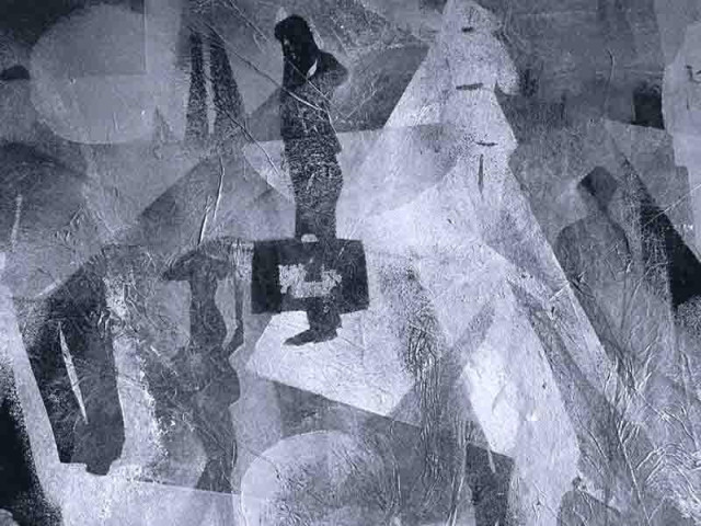 Une photo en noir et blanc au format paysage, montrant les détails d'une toile . La texture des superpositions de papier de soie est visible dans des froissements et des estompages partiels des silhouettes  et motifs peints à différents moments de la réalisation.  Sur ce fragments ,cinq personnages sont visibles au moins partiellement. La silhouette la plus centrale est celle d'une femme avec une valise portant un éclat métallique.  On distingue bien dans la partie gauche une femme avec un parapluie et dans le haut de la partie droite, une femme de dos .
