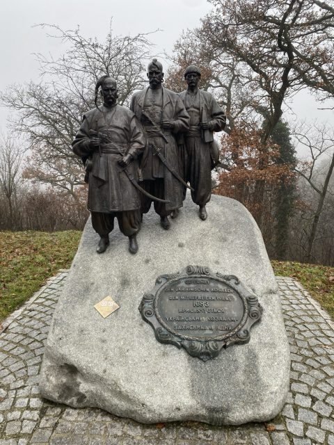Statue mit 3 männlichen Kämpfern und der Inschrift: "Gewidmet den ukrainischen Kosaken - den Mitbefreiern Wiens 1683