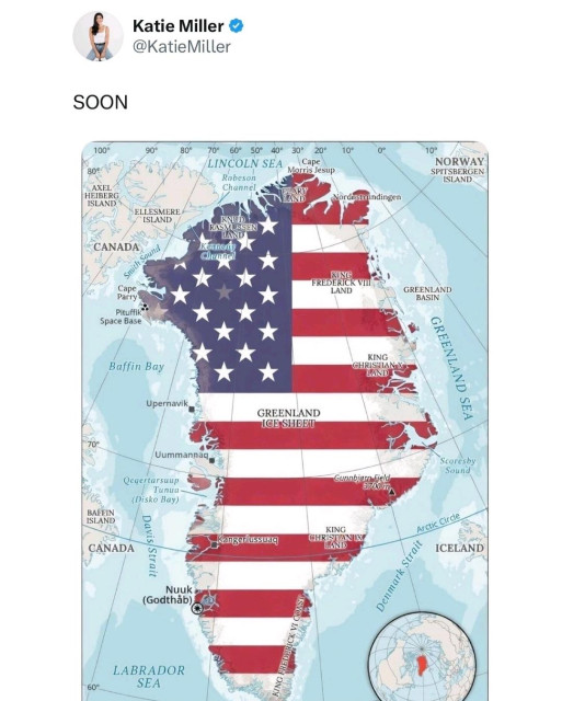 Grönland, mit der Amerikanischen Flagge bedeckt.  Über dem Bild steht SOON