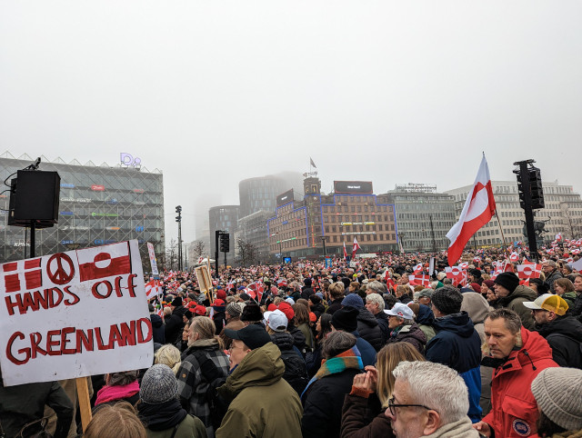Demonstranter med grönländska flaggor