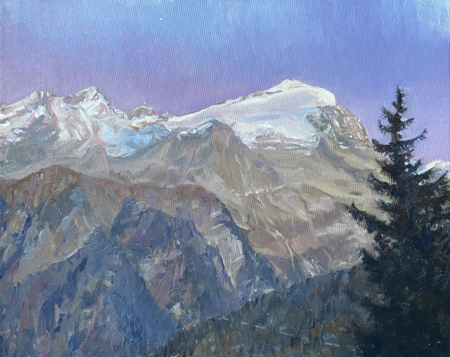 Die Adula Bergkette mit Gletscher beim Einnachten. Der Himmel ist violett-blau, die schneebedeckten Flächen leuchten im Restlicht, im Tal unten ist es bereits dunkel. Rechts im Vordergrund steht eine Tanne. Unten an der diesseitigen Bergflanke entlang ist ein Weg sichtbar. Im Himmel leuchtet der Abendstern.