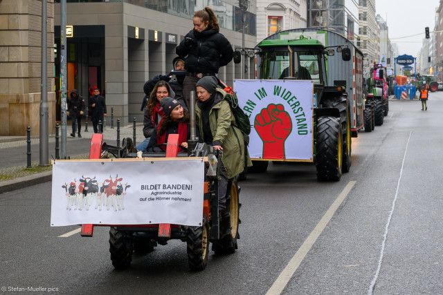 Traktoren bei der Demo „Wir haben es satt“ gegen die Agrarindustrie. Aufschriften auf Plakaten:  „Bildet Banden! Agrarindustrie auf die Hörner nehmen!“ / „Bauern im Widerstand“, Berlin, 17.01.2026