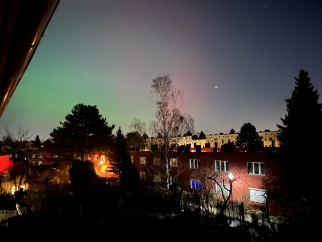 Red and green tint on the sky